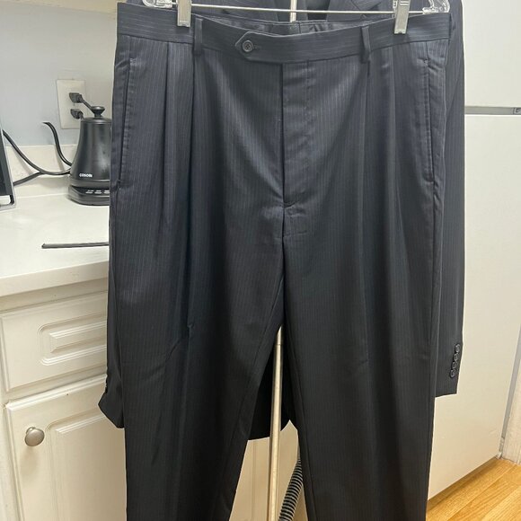 Jos A Bank Executive Collection Suit - 42/34 R (Pre-owned) Good condition & Bag - Picture 3 of 4